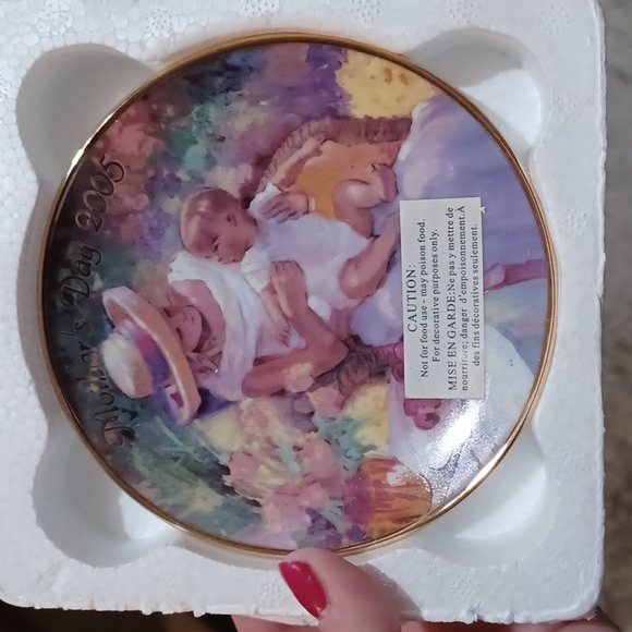 New in box 2005 Avon Mother's Day plate Mother's Joy - Picture 1 of 3